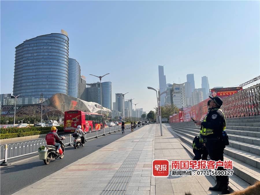 南宁交警出动无人机,1个小时抓拍多辆违法车辆(图1) 南宁交警出动无人机,1个小时抓拍多辆违法车辆(图1)